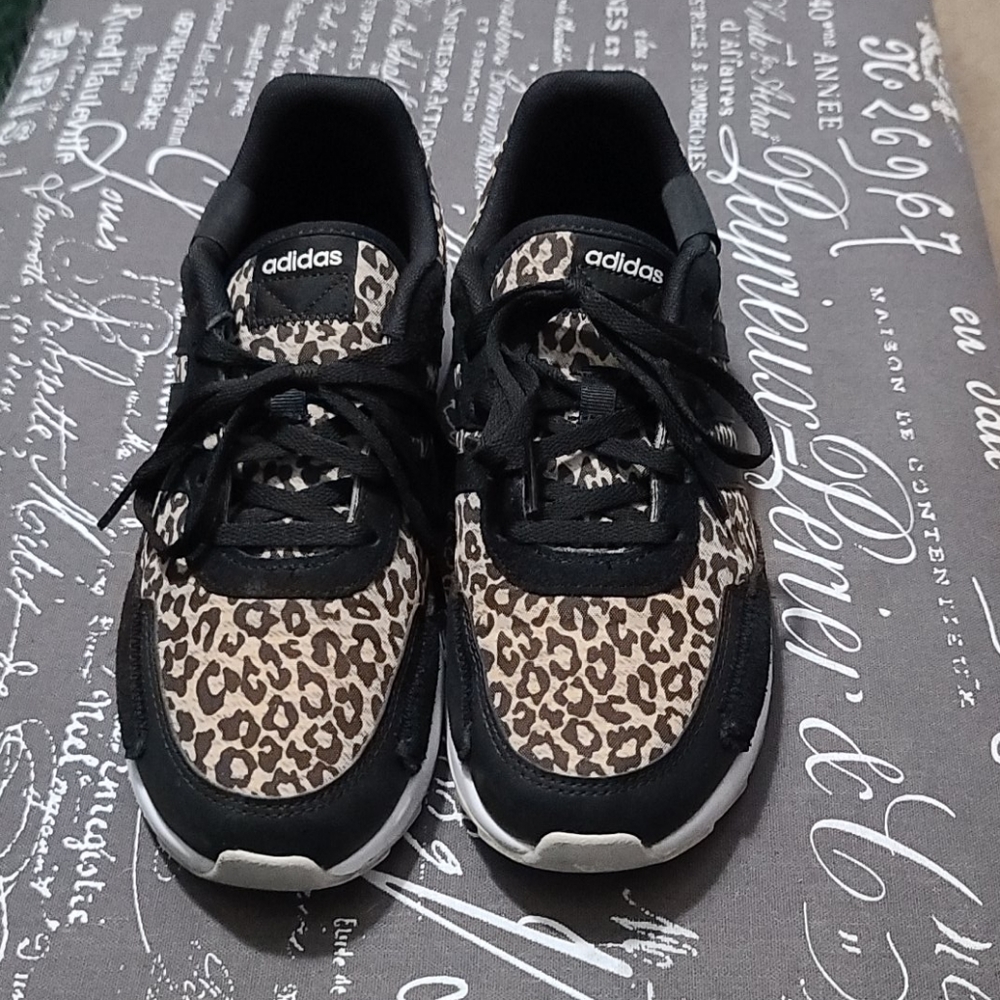 Adidas Retrorun tennis shoes